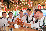hier gibt es ein gepflegtes Hofrbäu Weißbier im und am Oktoberfest Weißbierkarussel (©Foto Martin Schmitz)